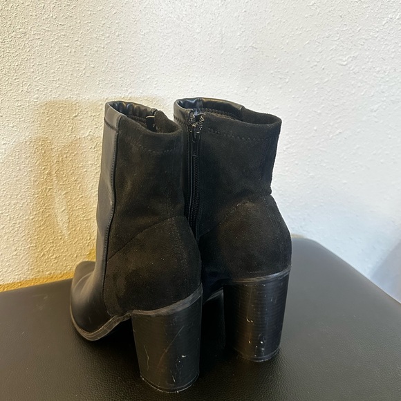 Sleek Black Heeled Boots - Picture 4 of 4